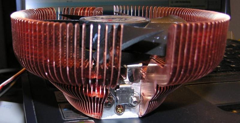 Un disipador de cobre para la CPU de un ordenador
