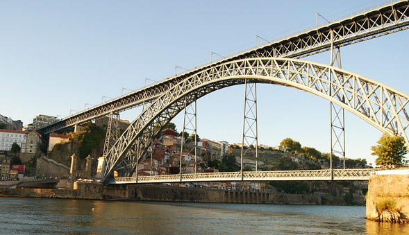 Puente de hierro en Porto, Portugal